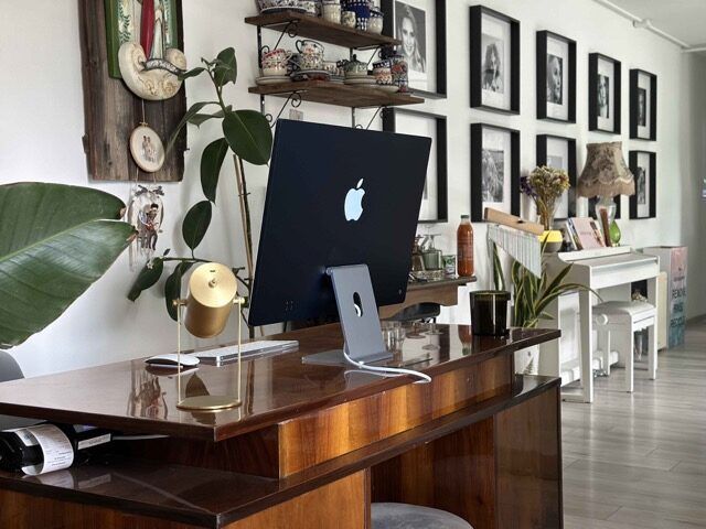 Wnętrze Atelier Łukasz Darłak Professional z drewnianą recepcją i roślinami